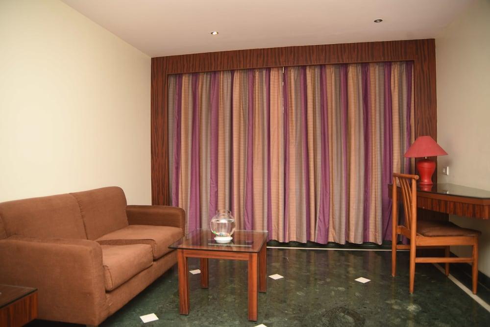 Hotel Maurya Bangalore Exterior photo