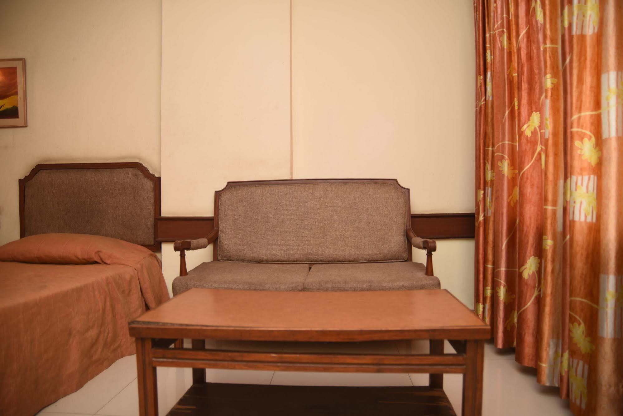 Hotel Maurya Bangalore Exterior photo
